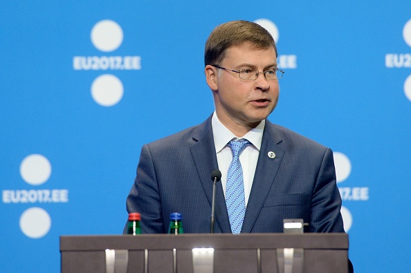 Le vice-président de la Commission européenne, Valdis Dombrovskis, lors d'une conférence de presse à Bruxelles. "Nous avons besoin d'arriver à un consensus sur le système européen de garantie des dépôts. Depuis deux ans, les choses n'ont pas beaucoup avancé, c'est pour cela que la Commission européenne fait aujourd'hui des propositions" pour relancer le projet.
(RAIGO PAJULA/AFP/Getty Images)