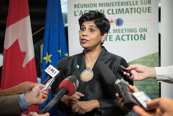 Nazhat Shameem Khan, négociateur en chef de la présidence de la COP23 et représentant permanent des Fidji auprès des Nations unies à Genève après une réunion ministérielle le 16 septembre 2017 à Montréal pour faire avancer l'accord climatique de Paris sans les États-Unis, trois mois après le départ du président Donald Trump. La réunion a été demandée par le Canada, la Chine et l'Union européenne avec plus de la moitié des membres du G20 présents - représentant la plupart des plus grandes économies du monde. Près de 200 pays se sont mis d'accord à Paris à la fin de 2015 pour limiter ou réduire les émissions de dioxyde de carbone dans le but de maintenir la température mondiale moyenne à 1,5 °C d'ici à 2050, par rapport aux niveaux préindustriels. (ALICE CHICHE / AFP / Getty Images)