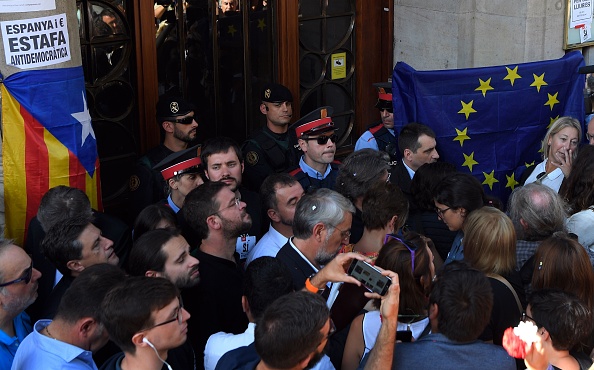 La réactin de l'Europe est très attendue dans l'épreuve de force entre Madrid et Barcelone.
(LLUIS GENE/AFP/Getty Images)