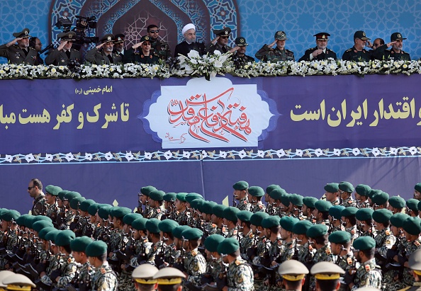 Parade militaire en Iran. 
En plein bras de fer avec les États-Unis, l’armée iranienne a encore récemment fait état de l’essai d’un nouveau missile, susceptible d’atteindre Israël, ennemi juré du régime islamique, et des bases américaines dans la région.
 (STR/AFP/Getty Images)