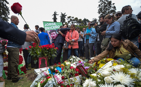 Des membres de la famille et des sympathisants réunis autour de la tombe du chef militaire des Farc Jorge Briceno au cimetière Apogeo à Bogota le 22 septembre 2017.

Briceno, aka "Mono Jojoy" was killed by the Colombian army during the Sodoma operation in September 22, 2010. / AFP PHOTO / Raul Arboleda        (Photo credit should read RAUL ARBOLEDA/AFP/Getty Images)