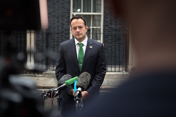 Le Premier ministre de la République d'Irlande, Leo Varadkar, s'adresse aux médias après avoir rencontré le Premier ministre britannique, Theresa May, à Downing Street le 25 septembre 2017 à Londres, en Angleterre. Les deux dirigeants auraient discuté d'un certain nombre de questions, y compris la frontière post-Brexit entre l'Irlande du Nord et la République d'Irlande - la seule frontière terrestre de la Grande-Bretagne avec l'Union européenne. (Carl Court / Getty Images)