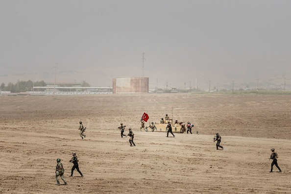 Des soldats se déplacent pendant un exercice militaire conjoint turc et irakien près de la frontière turco-irakienne dans le district de Silopi à Sirnak le 26 septembre 2017. La Turquie a rouvert une frontière avec l'Irak alors que la région kurde irakienne a gelé les résultats du référendum sur l'indépendance.
(ILYAS AKENGIN / AFP / Getty Images)