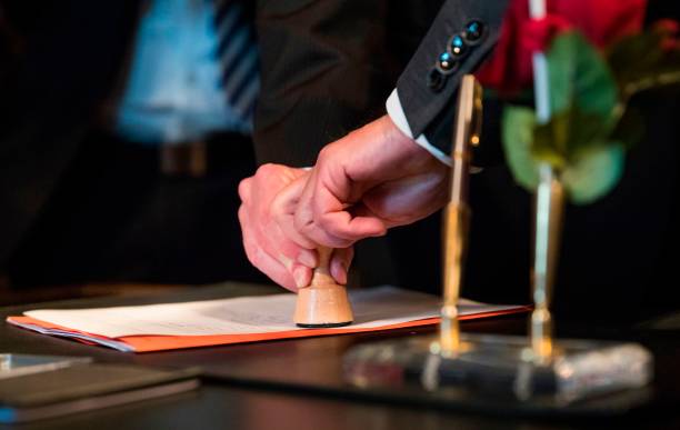 Des papiers tamponnés au service d'État civil de la mairie.
(ODD ANDERSEN/AFP/Getty Images)