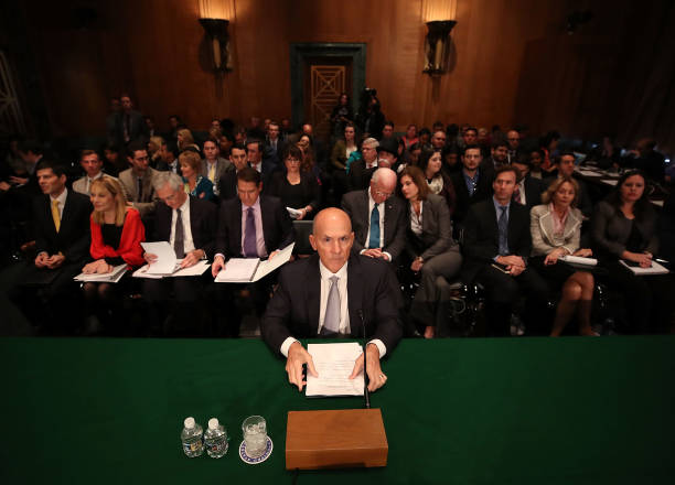 L'ancien PDG d'Equifax, Richard Smith, lors de son témoignage devant le Comité sénatorial des banques, du logement et des affaires urbaines du Hart Senate Office Building, Capitol Hill, le 4 octobre 2017 à Washington, DC. Smith a démissionné en tant que PDG d'Equifax le mois dernier après qu'il a été signalé que les pirates ont fait irruption dans l'agence d'évaluation du crédit et parti avec les renseignements personnels de près de 145 millions d'Américains. (Mark Wilson / Getty Images)