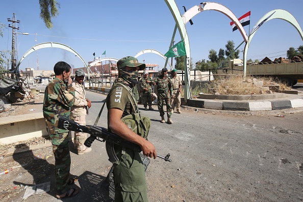 Des combattants des Forces populaires ont repris des sites tenus par l'EI.  Les forces russes supervisent les opérations militaires, participent aux combats et mènent des frappes aériennes intensives. L’avancée du régime intervient malgré l’arrivée de renforts de l’EI, qui a accueilli un millier d'hommes venus d’Irak.
(AHMAD AL-RUBAYE/AFP/Getty Images)