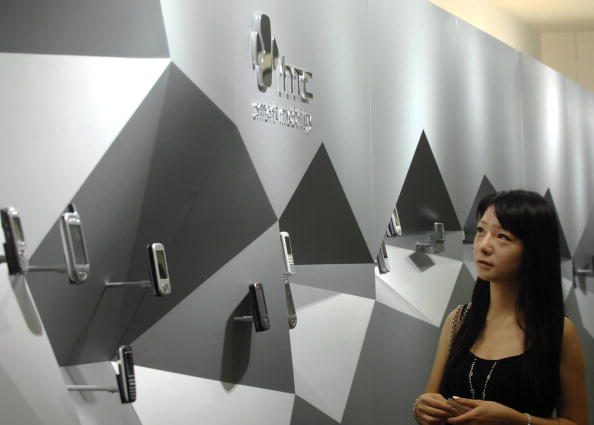 Une femme regarde les derniers téléphones cellulaires lors d'un spectacle à High Tech Computer Corporation (HTC), à Taiwan -
SAM YEH/AFP/Getty Images