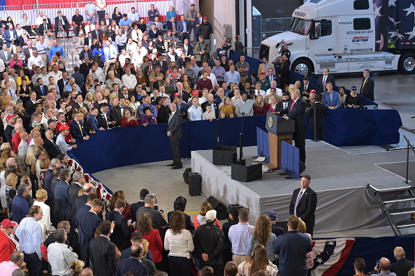 Le président américain Donald Trump parle de la réforme fiscale, à l'aéroport international de Harrisburg, le 11 octobre 2017 à Middletown, en Pennsylvanie. 
(MANDEL NGAN / AFP / Getty Images)