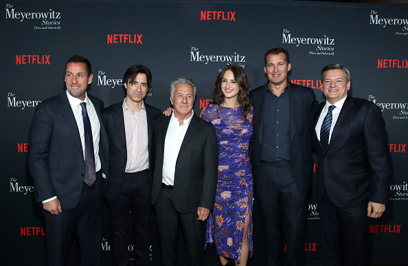 Adam Sandler, Noah Baumbach, Dustin Hoffman, Grace Van Patten, Scott Stuber, vice-président des films originaux de Netflix, et Ted Sarandos, directeur des contenus de Netflix, lors d'une projection spéciale des Nouvelles Meyerowitz au DGA Theatre le 11 octobre 2017 à Los Angeles, Californie. 
(Jonathan Leibson/Getty Images for Netflix)