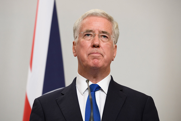 Pour le ministre de la Défense britannique Michael Fallon, le fait d'avoir rejoint les rangs de l'EI a fait d'eux une "cible légitime" qui risque, "à chaque heure de chaque jour de se retrouver du mauvais côté d'un missile de la Royal Air Force ou des États-Unis".
(Leon Neal / WPA Pool / Getty Images)