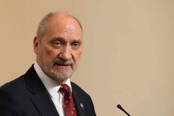 Le ministre polonais de la Défense, Antoni Macierewicz lors d'une conférence de presse au Foreign and Commonwealth Office à Londres le 12 octobre 2017. / AFP PHOTO / POOL / Leon Neal Images)