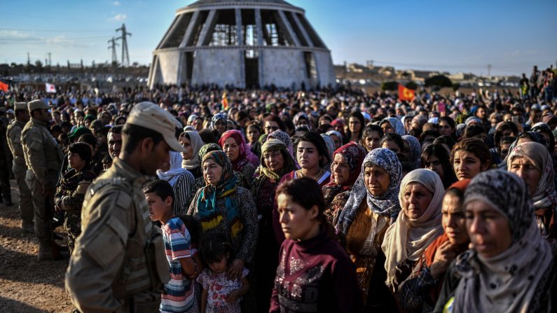 Photo prise le 14 octobre 2017 dans la ville kurde de Kobane, dans le nord de la Syrie, montre un rassemblement lors des funérailles d'un combattant kurde tué dans des affrontements contre des combattants du groupe État islamique dans la ville de Deir Ezzor. Les combattants syriens soutenus par les forces spéciales américaines se battent pour libérer les derniers djihadistes de l'IS qui se sont enfermés dans leur bastion émietté de Raqa.
(BULENT KILIC/AFP/Getty Images)