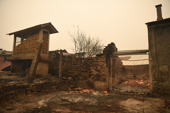 Dégâts dans une étable après un feu de forêt à Ventosa près de Vouzela le 16 octobre 2017. Au moins 32 personnes sont mortes dans des incendies qui ont ravagé des forêts dans le nord et le centre du pays.
(FRANCISCO LEONG/AFP/Getty Images)