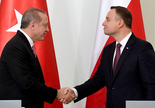 Le président turc Recep Tayyip Erdogan (G) serre la main du président polonais Andrzej Duda à l'issue d'une réunion le 17 octobre 2017 au palais présidentiel de la capitale polonaise, Varsovie. 
M. Erdogan se rend en Pologne pour des discussions visant à renforcer le commerce. 
(JANEK SKARZYNSKI/AFP/Getty Images)