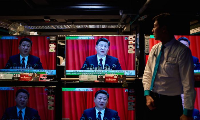 Un magasin d'électronique à Hong Kong lors du discours de Xi Jinping à l'ouverture du 19e Congrès du Parti communiste chinois, le 18 octobre 2017. (Anthony Wallace / AFP / Getty Images)