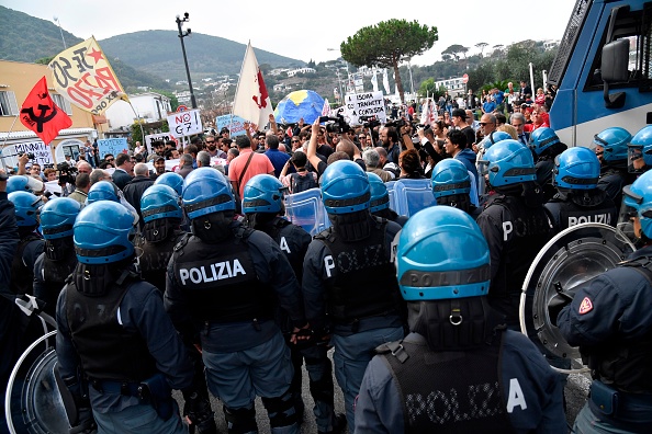 Les policiers camerounais marchent avec des boucliers antiémeutes dans une rue du quartier administratif de Buea à environ 60 km à l'ouest de Douala  - 
(STR/AFP/Getty Images)
