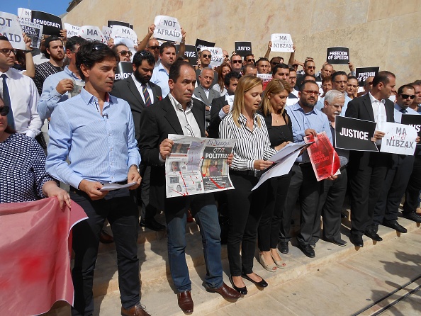 Les journalistes se rassemblent à l'extérieur du Parlement à La Valette, Malte, le 19 octobre 2017 dans une commémoration silencieuse pour marquer leur peine au meurtre de la blogueuse Daphne Caruana Galizia et pour promettre que l'attaque sauvage n'intimidera pas la profession. Ils portaient des pancartes appelant à la liberté d'expression, à la démocratie et à la justice alors qu'ils marchaient de la porte de la ville au monument du Grand Siège, qui a été transformé en sanctuaire temporaire pour le blogueur. Daphne Caruana Galizia, éminente journaliste maltaise et blogueuse qui a fait des allégations de corruption répétées et détaillées contre les proches du premier ministre Joseph Muscat, a été tuée par une voiture piégée le 16 octobre 2017.
(ROBIN MILLARD / AFP / Getty Images)