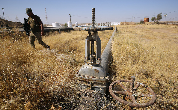 Un oléoduc sur le champ pétrolier de Bai Hassan, à l'ouest de la ville multiethnique de Kirkouk, le 19 octobre 2017. Les forces peshmergas kurdes se sont retirées sans combat après les troupes et les milices du gouvernement fédéral est entré à Kirkouk, s'emparant du bureau du gouverneur de la province et des principales bases militaires en réponse à un vote kurde pour l'indépendance en septembre 2017. 
(AHMAD AL-RUBAYE / AFP / Getty Images)