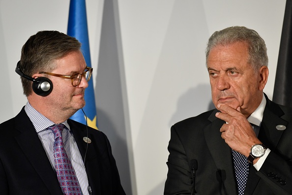 Dimitris Avramopoulos (D), commissaire européen chargé des migrations, des affaires intérieures et de la citoyenneté.
(ANDREAS SOLARO / AFP / Getty Images)
