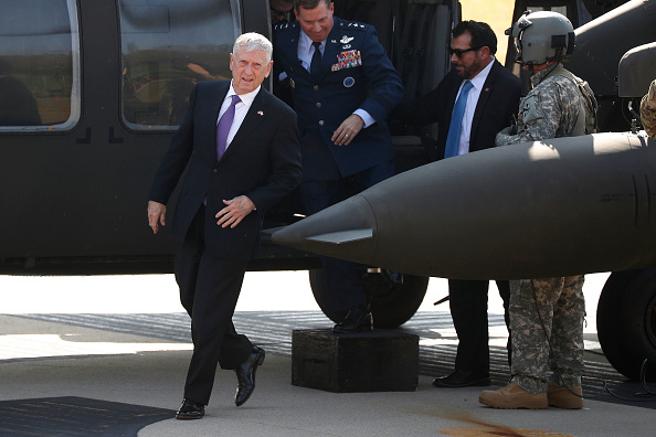 Le secrétaire américain à la Défense, James Mattis, visite Panmunjom
(Corée du sud).  
Mattis est en Corée du Sud avant la visite du président américain Donald Trump  - 
( Jeon Heon-Kyun-Pool / Getty Images)
