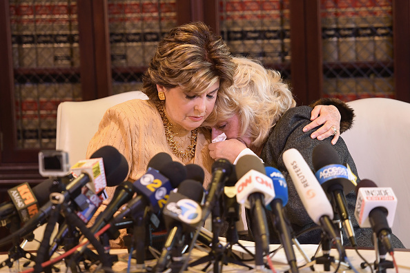 Gloria Allred tient une conférence de presse avec Harvey Weinstein Accuser
LOS ANGELES, CA - 20 OCTOBRE: L'avocate Gloria Allred (à gauche) et sa cliente Heather Kerr s'expriment lors d'une conférence de presse concernant les allégations d'agression sexuelle portées contre Harvey Weinstein et ce qu'il a dit à Kerr sur ce qu'elle devait faire pour obtenir travail à Hollywood au bureau d Allred le 20 octobre 2017 à Los Angeles, en Californie. Weinstein a été accusé d'agression sexuelle, de harcèlement ou de viol par des dizaines de femmes. (Photo par Matt Winkelmeyer / Getty Images)