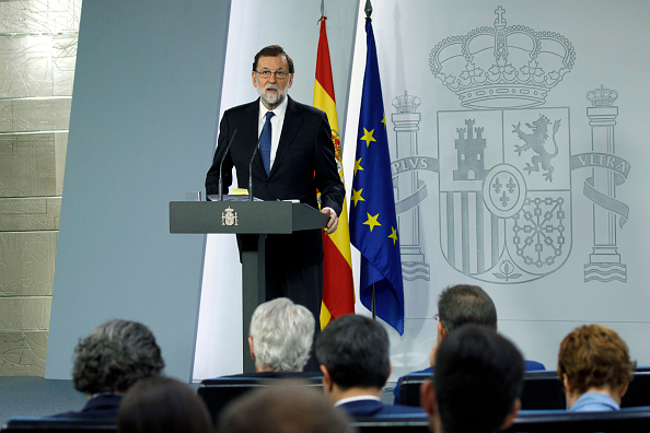 Le Premier ministre espagnol Mariano Rajoy s'exprime lors d'une conférence de presse après une réunion extraordinaire du cabinet au Palais de la Moncloa le 21 octobre 2017 à Madrid. Le conseil des ministres décidera des interventions à entreprendre en Catalogne. Rajoy a donné un délai au leader catalan Carles Puigdemont pour abandonner ses plans de sécession qui s'est terminée jeudi dernier. (Pablo Blazquez Dominguez / Getty Images)