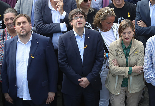  Le président régional catalan Carles Puigdemont (C) et le président du Parlement catalan Carme Forcadell (D) assistent à un rassemblement de l'indépendance catalane pour exiger la libération des dirigeants catalans emprisonnés Jordi Sanchez et Jordi Cuixart le 21 octobre 2017 à Barcelone, Espagne. Le gouvernement espagnol a annoncé aujourd'hui des mesures qu'il mettra en œuvre en déclenchant l'article 155, qui conduirait à l'imposition d'un gouvernement direct par les autorités espagnoles en Catalogne et suspendrait au moins temporairement l'autonomie de la région. Le gouvernement prévoit également d'organiser des élections régionales catalanes en janvier. Les manoeuvres interviennent après que le président régional catalan, Carles Puigdemont, a laissé passer l'échéance du jeudi et menacé d'aller de l'avant avec l'indépendance de la Catalogne.
 (Sean Gallup / Getty Images)