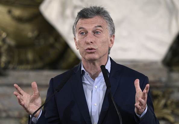 Le président argentin, Mauricio Macri, donne une conférence de presse au palais présidentiel de la Casa Rosada, à Buenos Aires, le 23 octobre 2017, à la suite des élections législatives nationales. La coalition de centre-droit du président argentin, Mauricio Macri, a balayé dimanche les élections cruciales de mi-mandat et a émergé avec une main forte pour mener à bien les réformes économiques favorables au marché. Le "Cambiemos" de Macri, ou "Changeons", a été remporté dans 13 des 23 provinces argentines, ainsi que dans la capitale Buenos Aires, selon des décomptes presque terminés lundi matin. (JUAN MABROMATA / AFP / Getty Images)