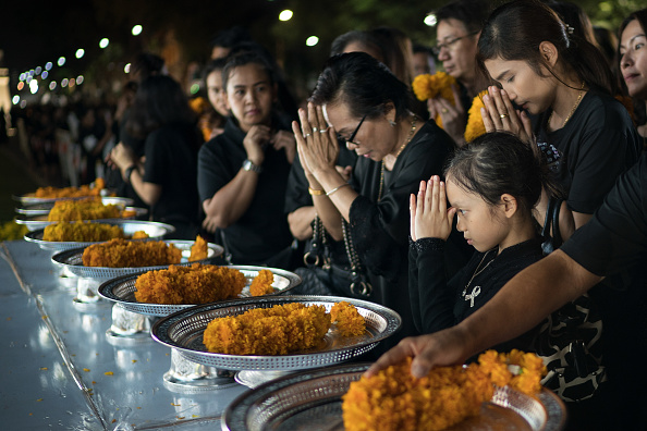 Rassemblent à Bangkok pour rendre hommage au défunt roi Bhumibol Adulyadej de Thaïlande. Le roi Bhumibol Adulyadej, est décédé le 13 octobre 2016. Les répétitions pour les funérailles de cinq jours du roi tant aimé se déroulent autour du Grand Palais de Bangkok. Les cérémonies se déroulent sur cinq jours et culmineront avec la crémation du corps du roi dans un grand crématoire royal le 26 octobre. (Christopher Furlong / Getty Images)