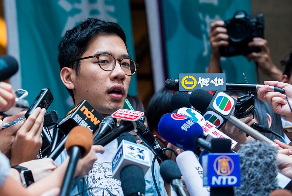 Les activistes pro-démocratie Nathan Law et Joshua Wong  s'adressent aux médias devant la Cour d'Appel Final après que Joshua Wong et sa demande de caution (non présentée) aient été jugées par la Haute Cour de Hong Kong le 24 octobre 2017. Joshua Wong et Nathan Law ont été emprisonnés. libérés sous caution en attendant un appel contre les condamnations pour leur rôle dans les manifestations du mouvement parapluie de 2014. (ISAAC LAWRENCE / AFP / Getty Images)