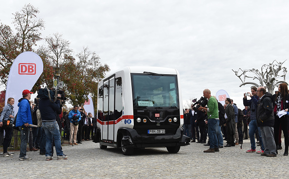 Le premier bus de transport autonome allemand circule lors La compagnie ferroviaire publique allemande. Deutsche Bahn a dévoilé mercredi son premier bus sans conducteur, ce minibus autonome peut transporter jusqu'à douze passagers et se déplacera sur une route de transport en commun partielle de 700 mètres dans la petite ville de Bad Birnbach en Basse-Bavière. (CHRISTOF STACHE / AFP / Getty Images)