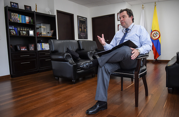 Le médiateur colombien Carlos Negret offre une interview à l'AFP à Bogota le 24 octobre 2017. 
(RAUL ARBOLEDA / AFP / Getty Images)