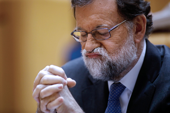 Le Premier ministre espagnol Mariano Rajoy. "Nous les Espagnols avons vécu une triste journée, au cours de laquelle la déraison s'est imposée à la loi et a détruit la démocratie en Catalogne", a affirmé Rajoy, quelques heures après le vote par le parlement catalan d'une déclaration d'indépendance.
La situation est "déchirante, triste et angoissante", a-t-il ajouté.
(OSCAR DEL POZO/AFP/Getty Images)