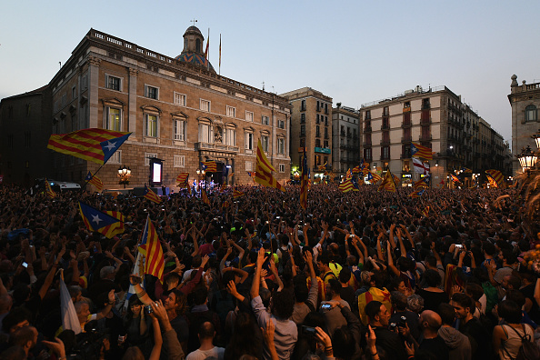 Les partisans de l'indépendance catalane se rassemblent devant le Palais de la Generalitat, siège du gouvernement catalan, pour célébrer leur vote sur l'indépendance de l'Espagne le 27 octobre 2017 à Barcelone, en Espagne. Les députés du Parlement catalan ont voté aujourd'hui après une session de deux jours sur la façon de répondre à la promulgation de l'article 155 du gouvernement espagnol, qui réduirait l'autonomie catalane. (David Ramos / Getty Images)