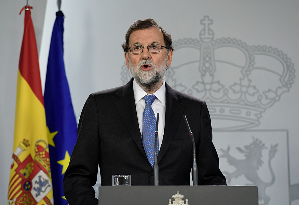 Le Premier ministre espagnol, Mariano Rajoy, a annoncé aujourd'hui que son gouvernement avait dissous le parlement catalan et appelé à des élections régionales le 21 décembre dans le cadre d'une réunion du cabinet au Palais de la Moncloa à Madrid, le 27 octobre 2017. pouvoirs radicaux approuvés par le Sénat pour arrêter un mouvement sécessionniste en Catalogne. Rajoy a déclaré qu'il avait également destitué le leader séparatiste catalan Carles Puigdemont et son exécutif dans le cadre des mesures visant à «retrouver la normalité» après que le parlement catalan ait voté plus tôt aujourd'hui pour déclarer l'indépendance. 
(JAVIER SORIANO / AFP / Getty Images)