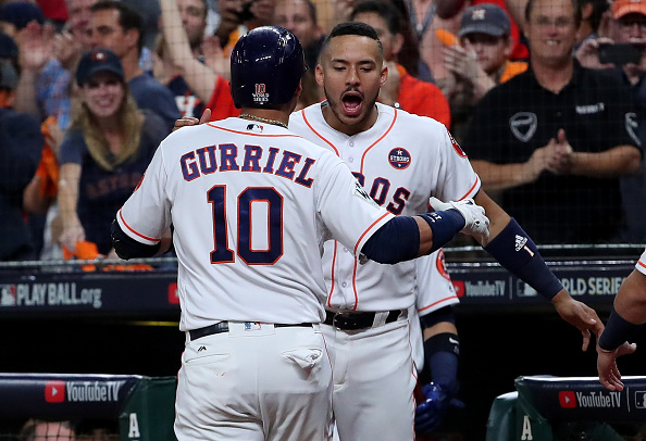 Yuli Gurriel # 10 des Astros de Houston célèbre avec ses coéquipiers après avoir couru un coup de circuit solo lors de la deuxième manche contre les Dodgers de Los Angeles dans le troisième match des World Series 2017 au Minute Maid Park le 27 octobre 2017 à Houston, au Texas. 
(Tom Pennington / Getty Images)