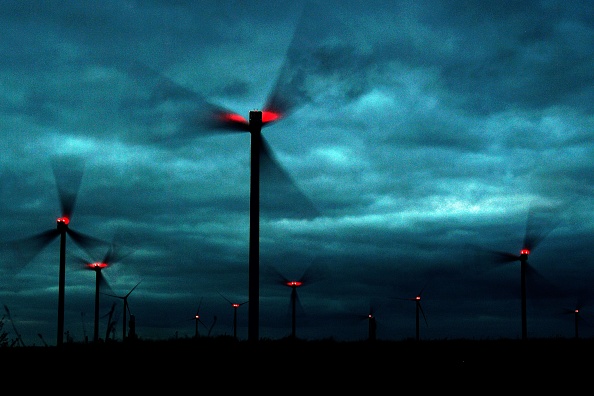 Les éoliennes tournent lorsque des nuages d'orage passent au-dessus de Dagebuell, dans le nord de l'Allemagne, le 28 octobre 2017, alors qu'une tempête frappe de nombreuses régions d'Allemagne. Au moins trois personnes sont mortes dans une tempête qui a touché le centre de l'Europe le 29 octobre 2017, causant des pannes de courant et des perturbations de la circulation, ont déclaré les secouristes. 
(MAURIZIO GAMBARINI / AFP / Getty Images)