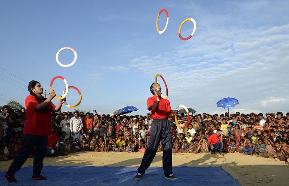 Des enfants réfugiés Rohingya regardant le groupe de théâtre «Drama Therapy» au camp de réfugiés de Kutupalong à Ukhia. Les garçons et les filles Rohingya poussent des cris de joie tandis que les clowns jonglent avec leurs cerceaux et leur nez rouge.
(TAUSEEF MUSTAFA / AFP / Getty Images)