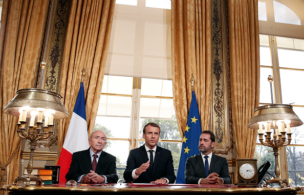 Le président Emmanuel Macron (C), accompagné du ministre de l'Intérieur Gérard Collomb (G) et du porte-parole du gouvernement, Christophe Castaner, s'adresse aux journalistes après avoir signé une loi contre le terrorisme le 30 octobre 2017 à l'Elysée. Macron a officiellement signé une vaste loi antiterroriste qui remplace un état d'urgence vieux de deux ans, à la suite des attentats terroristes de novembre 2015, et vise à donner à la police davantage d'outils pour lutter contre l'extrémisme violent. (CHRISTOPHE ENA / AFP / Getty Images)