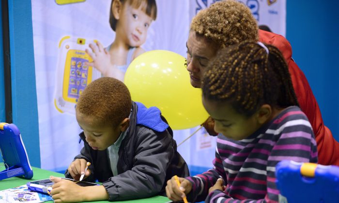 Les nouvelles technologies font partie intégrante de la vie de nos enfants. Il nous incombe de leur apprendre à les utiliser sans risque, grâce aux discussions et questions qu’on leur pose pour les amener à réfléchir. (Sean Gallup/Getty image)
