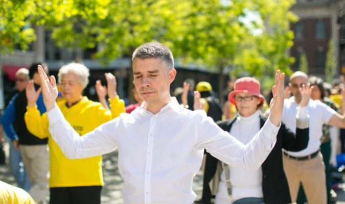 Des pratiquants de Falung Gong méditent sur Union Square à New York. (Benjamin Chasteen/Epoch Times)
