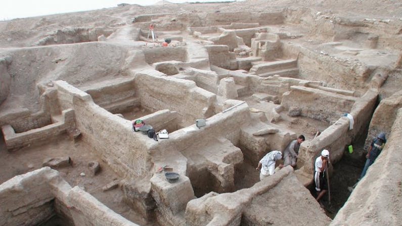 L'ancienne ville de Mari (Syrie). La rue orientale du quartier L (Ville I), encore incomplètement dégagée (au premier plan). Son tracé sera repris à la période suivante (Ville II) avec un léger décalage vers l'Est. Fouilles J.-C. Margueron, responsables de chantier B. Muller, P. Butterlin, 2003. (Mission archéologique de Mari, cl. Dominique Beyer, CC BY-NC-SA)