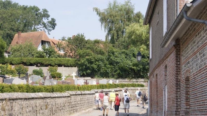 Une ruelle de la commune de Longueil dans le Pays de Caux (580 hab) dont est originaire Charles Le Moyne qui a donné le nom à la commune homonyme de Longueuil au Québec (240 000 hab). (Office de Tourisme Terroir de Caux/Flickr/CC BY-SA)