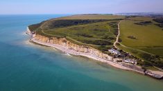 Une jeune femme saute près du bord d’une falaise pour une photographie, elle fait une chute qui s’avère mortelle