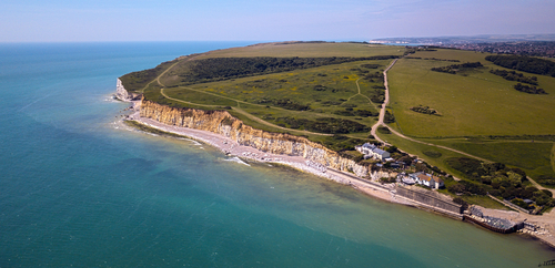 Vue aérienne de la plage de Cuckmere Haven, dans le sud de l'Angleterre, à proximité des falaises de craie blanche où Hyewon Kim – une étudiante de 23 ans originaire de Corée du Sud – perdit la vie en faisant une chute mortelle de plus de 60 mètres. (Peter Everett/Shutterstock)