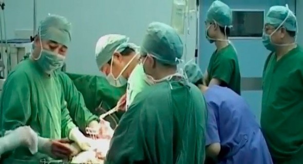 Capture d’écran du mini-documentaire Tués pour leurs organes: Le marché de la transplantation, un secret d’État chinois. Le journal allemand Die Zeit souligne la complicité occidentale dans le pillage d’organes en cours en Chine. (Avec l’aimable autorisation de NTD)
