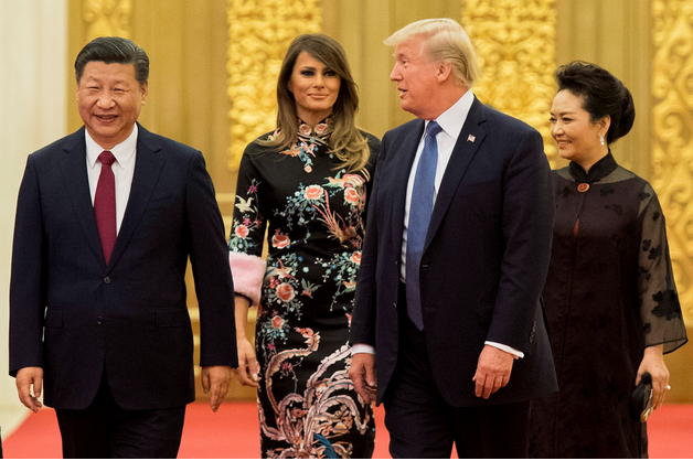 Donald Trump parle avec Xi Jinping en présence de leurs épouses respectives Melania Trump et Peng Liyuan au Grand palais du Peuple à Pékin, le 9 novembre 2017. (Jim Watson / AFP / Getty Images)