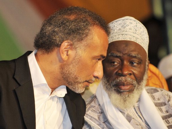 Citoyen suisse d'origine égyptienne et considéré comme un "intellectuel musulman" Tariq Ramadan (G) s'entretient avec le cheikh al-Aima el-Hadj Boikary Fofana. Tariq Ramadan est visé depuis la fin octobre par une enquête à Paris pour "viol, agression sexuelle, violences et menaces de mort", à la suite d'une première plainte de l'ancienne salafiste devenue militante laïque Henda Ayari.
(SIA KAMBOU / AFP / Getty Images)