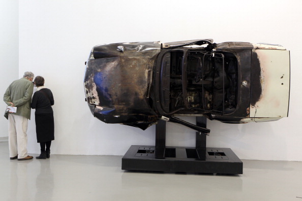 «Tulip», par le sculpteur français Arman au Musée d'Art Moderne (Mamac) de Nice, dans le sud-est de la France. Tulip est fabriqué à partir d'une voiture Triumph Spitfire explosée à la dynamite par l'artiste français. 
(VALERY HACHE / AFP / Getty Images)