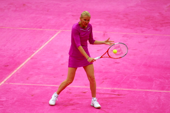 Jana Novotna de République Tchèque joue sur un terrain de terre battue avec sa partenaire Martina Navratilova des Etats-Unis dans la demi-finale du double féminin contre Nathalie Tauziat et Sandrine Testud de France lors de la journée 12 Roland Garros le 7 juin 2012 à Paris, France. 
(Getty Images / Getty Images)